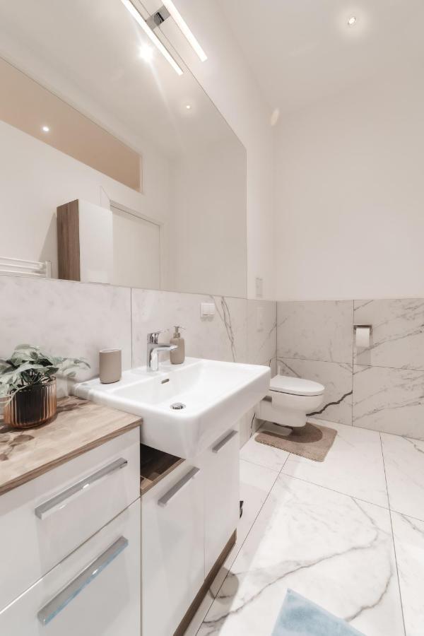 Cozy Apartment, 2 Private Terraces, 8 Min To City Center Відень Екстер'єр фото